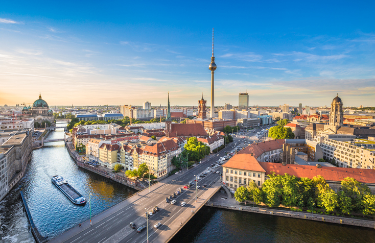 Luftfoto af Berlin skyline med berømte tv tårn og Spree flod i smukke aften lys ved solnedgang, Tyskland En verdensklasse by med gd tilgængelighed for handicappede.